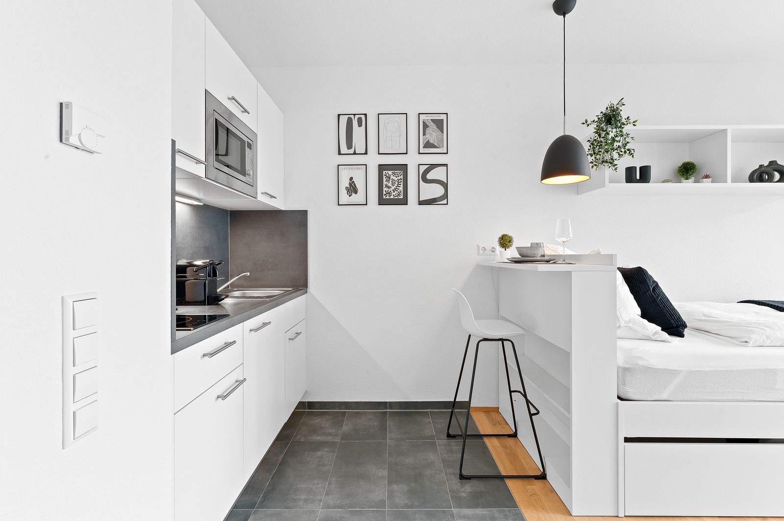 Studio-Apartment mit Küchenzeile und Bett